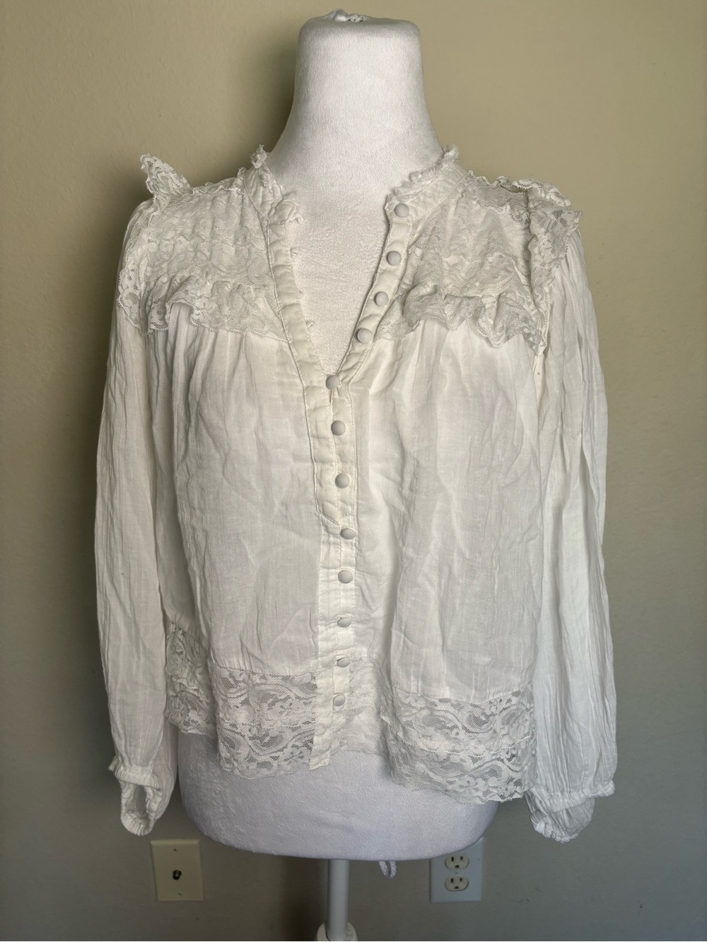 Akemi + Kin White V-Neck Lace Ruffle Button Front Long Sleeve Blouse XS/S